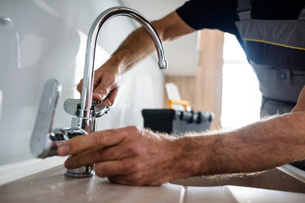 Installateur Wien tauscht einen Wasserhahn aus – professioneller Service.