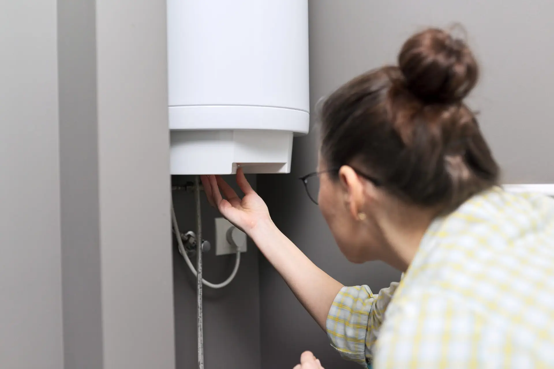 Professioneller Installateur in Wien bei der Arbeit – fachgerechte Installation und Wartung von Sanitäranlagen, Heizungen und Gasthermen. Verlässlicher Installateurservice in Wien für Rohrbruch, Thermenwartung, Gasgerätetests und Notdienste. Installateur Wien für alle Reparaturen, Wartungsarbeiten und Installationen rund um Heizung und Sanitär.