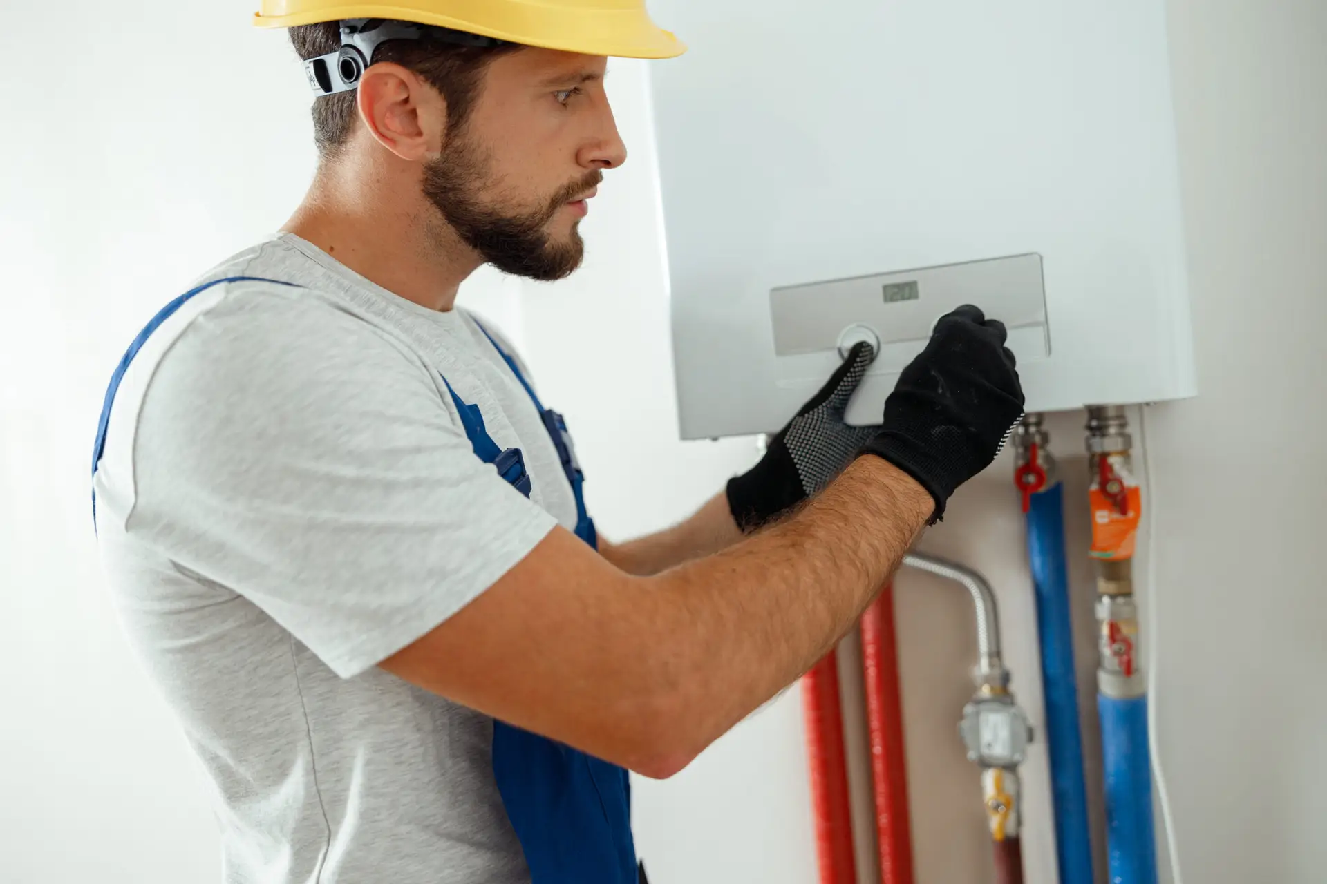 Ein Handwerker führt eine gründliche Thermenwartung durch und überprüft alle sicherheitsrelevanten Bauteile.