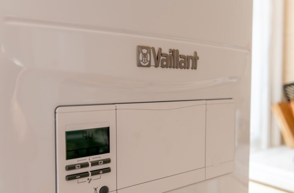 Professionelle Installation und Wartung von Vaillant-Heizgeräten in Wien durch zertifizierte Techniker. Experten für Vaillant Service, Reparatur und Thermenwartung & Thermentausch in Wien.