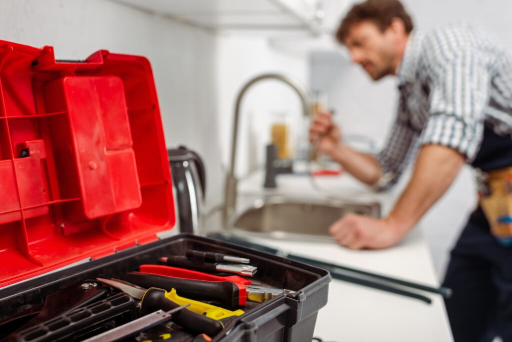 24h Installateur WIen Umgebung beim Installateur Notdienst Einsatz während er an einer Thermenwartung arbeitet